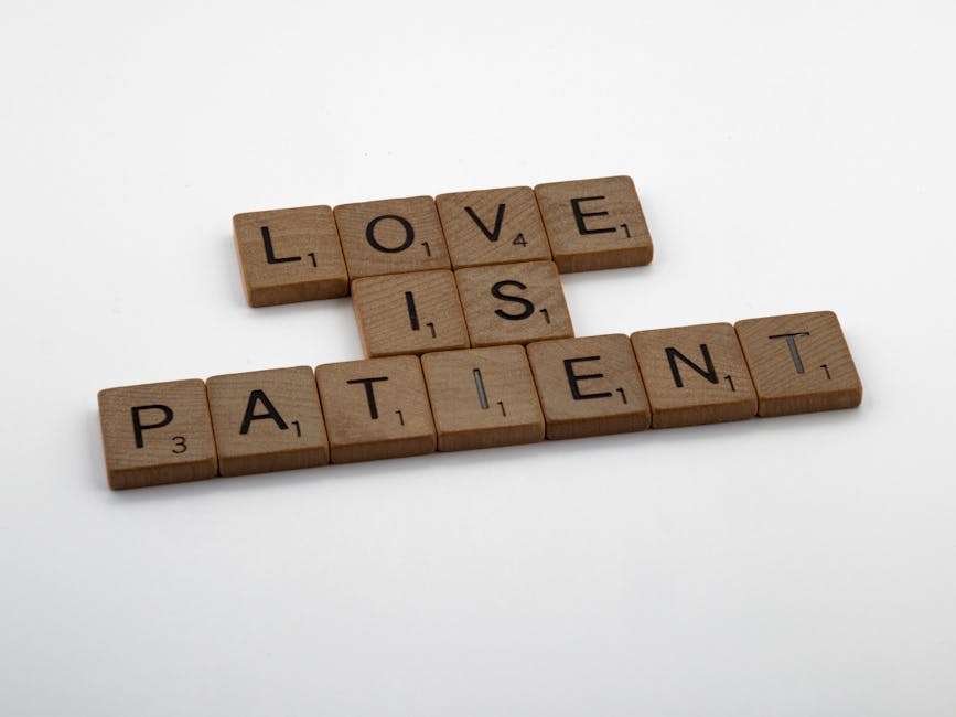 klocki scrabble ułożone w napis "LOVE IS PATIENT"