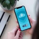 smartfon z otwartym VPN w kobiecych rękach