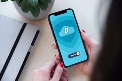 smartfon z otwartym VPN w kobiecych rękach