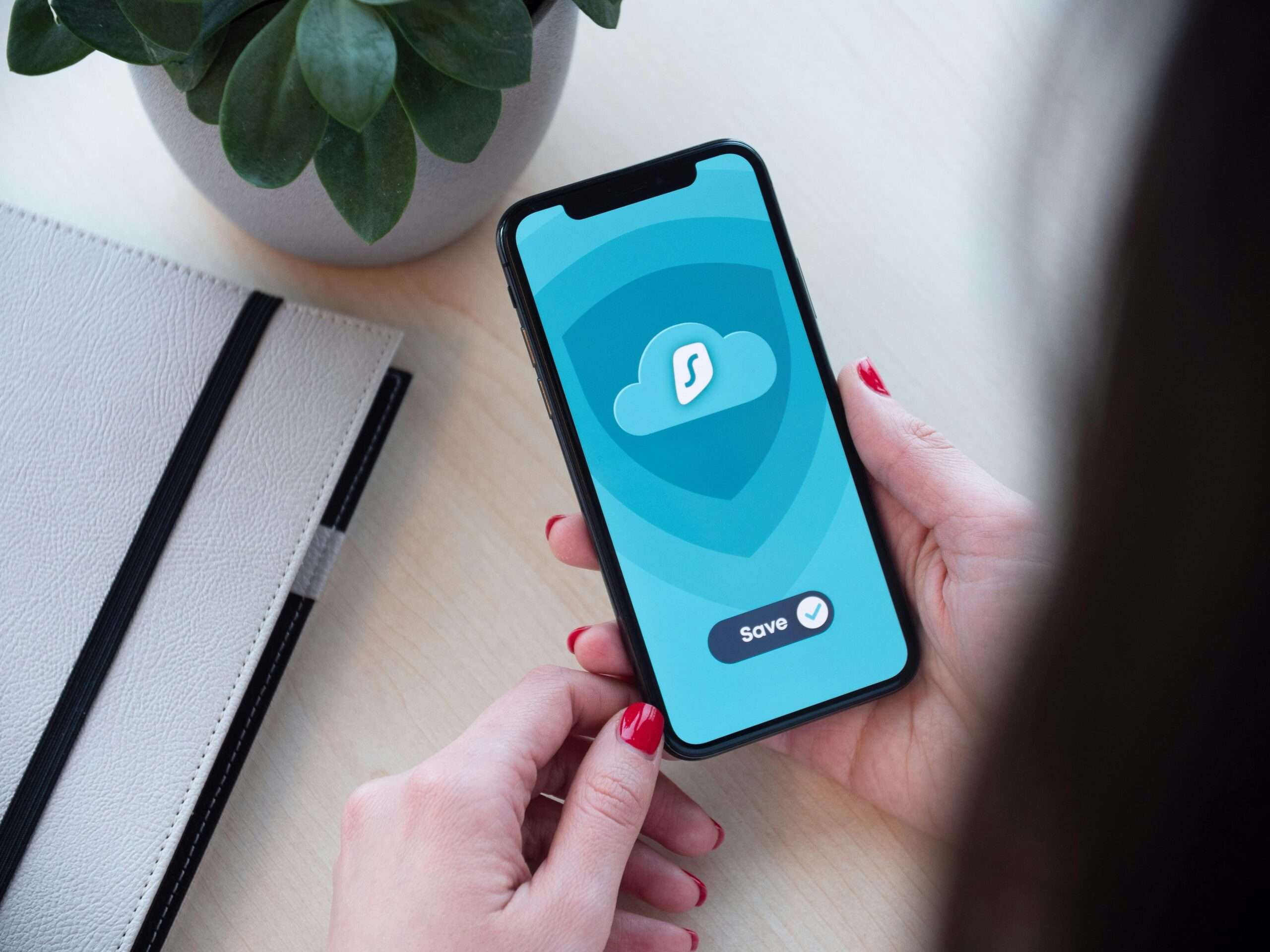 smartfon z otwartym VPN w kobiecych rękach