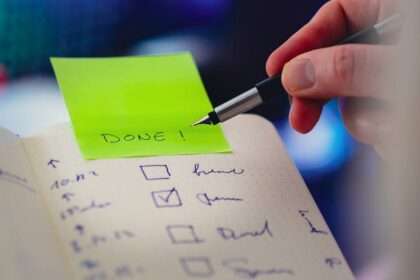 lista rzeczy do zrobienia i sticky note z napisem "Done"