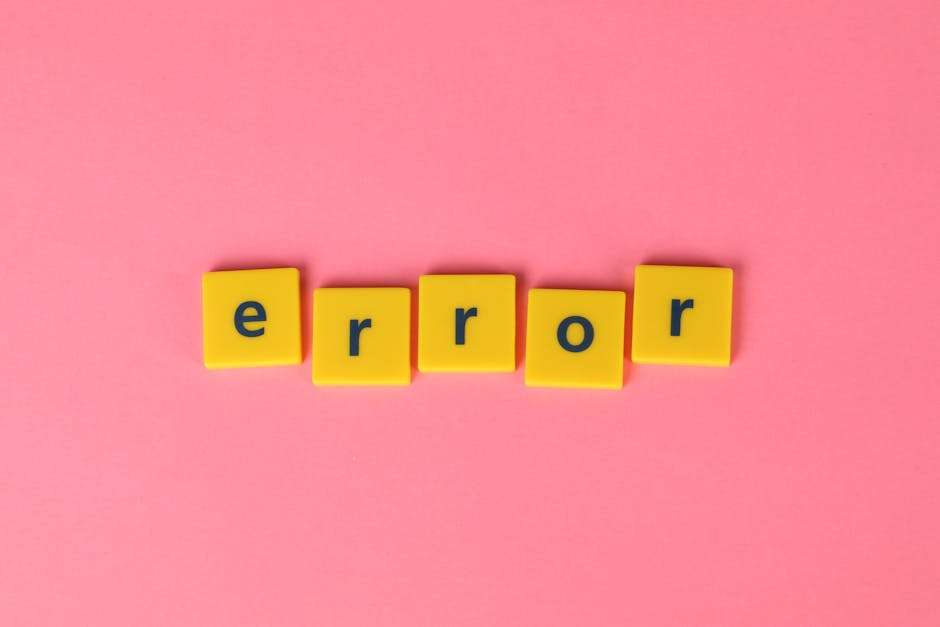 Żółte kwadratowe kafelki z literami układają się w słowo „error” na różowym tle.
