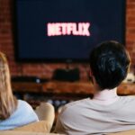 para oglądająca Netfliksa