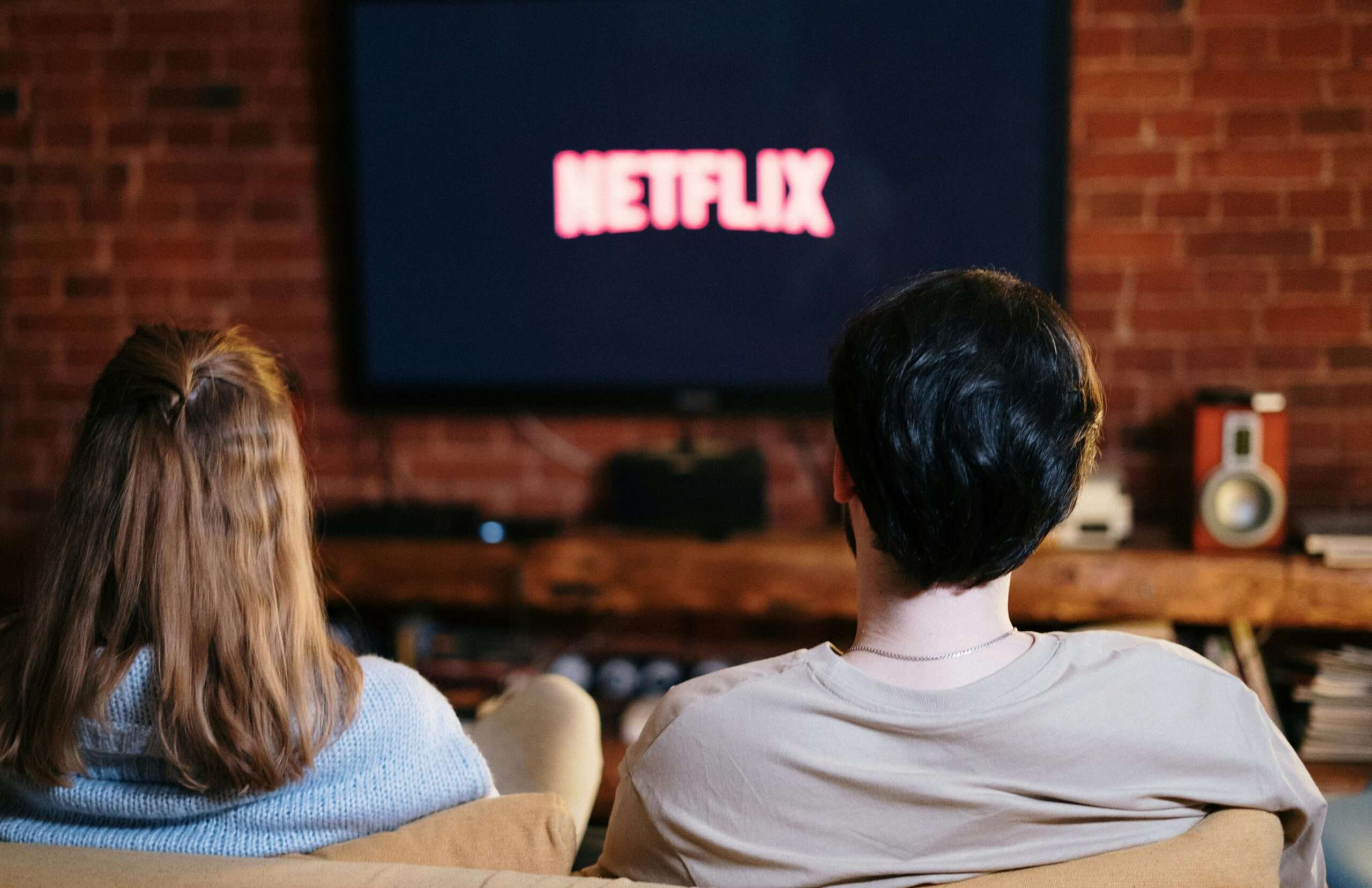 para oglądająca Netfliksa