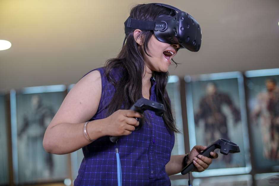 Kobieta w okularach VR trzymająca w dłoniach dwa kontrolery ruchu.
