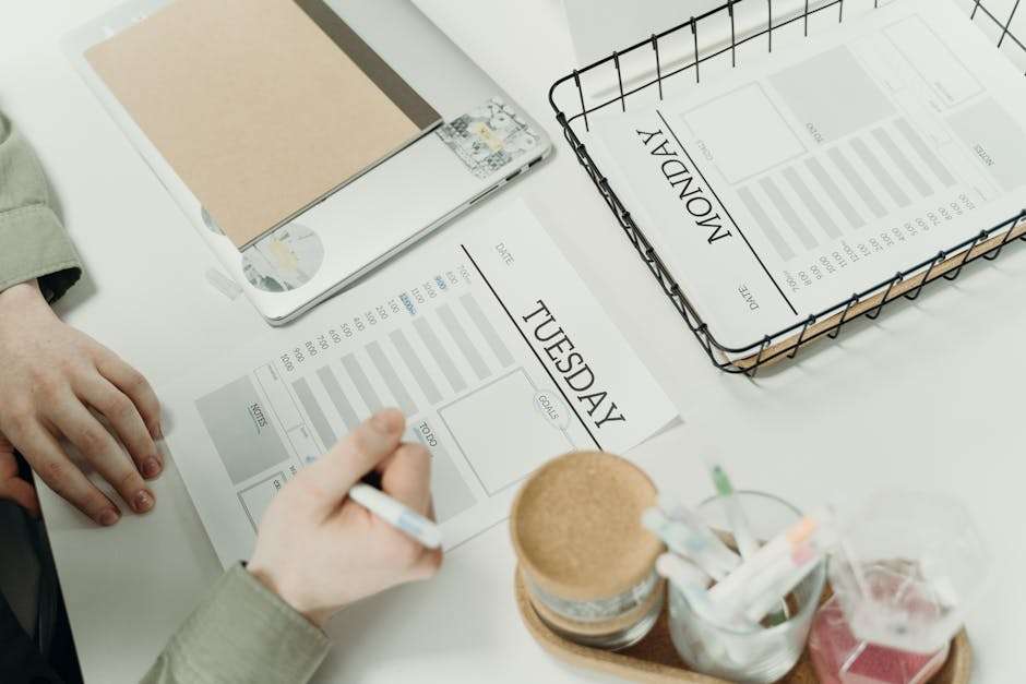 kobieta zapisująca listę zadań do wykonania na cały tydzień