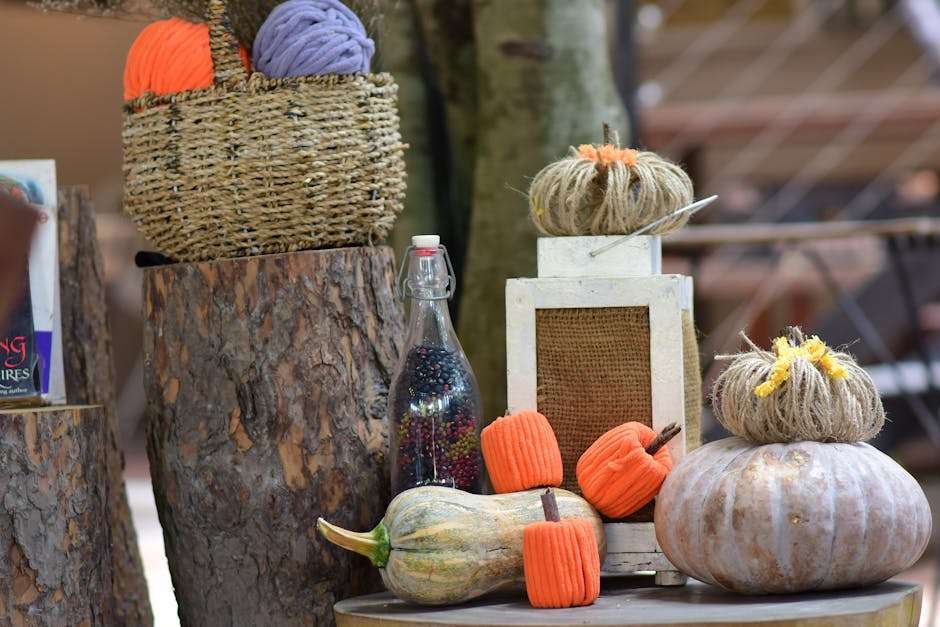 Jesienne dekoracje DIY: dynie z włóczki, naturalne okazy i ozdoby w koszyku.