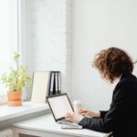 kobieta pracująca przy komputerze