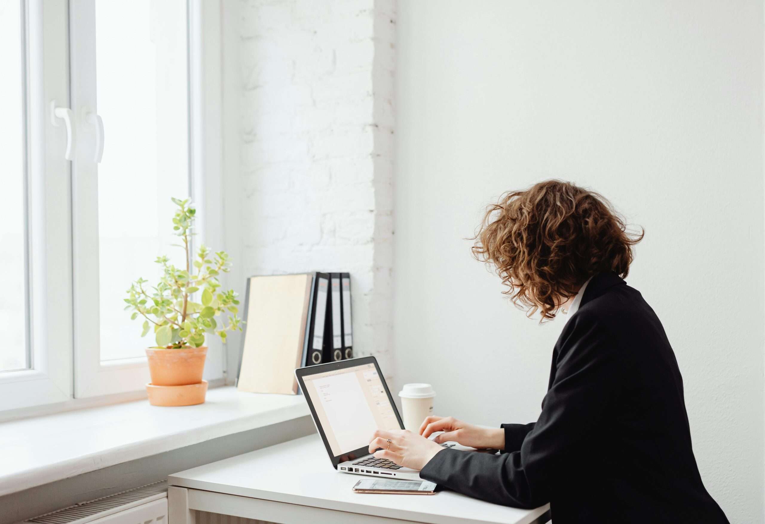 kobieta pracująca przy komputerze