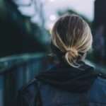 kobieta patrząca w dal