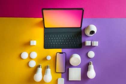 Laptop i zestaw nowoczesnych urządzeń do automatyzacji mieszkania.