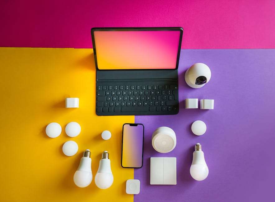 Laptop i zestaw nowoczesnych urządzeń do automatyzacji mieszkania.