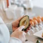 kobieta kroi awokado