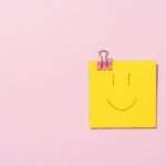 sticky note z uśmiechniętą buźką na różowym tle
