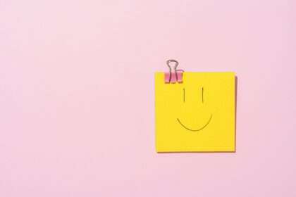 sticky note z uśmiechniętą buźką na różowym tle
