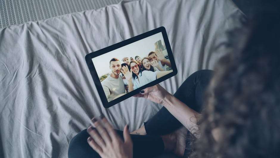 Wirtualne spotkanie z przyjaciółmi na ekranie tabletu.