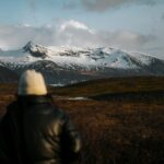 człowiek patrzący na góry