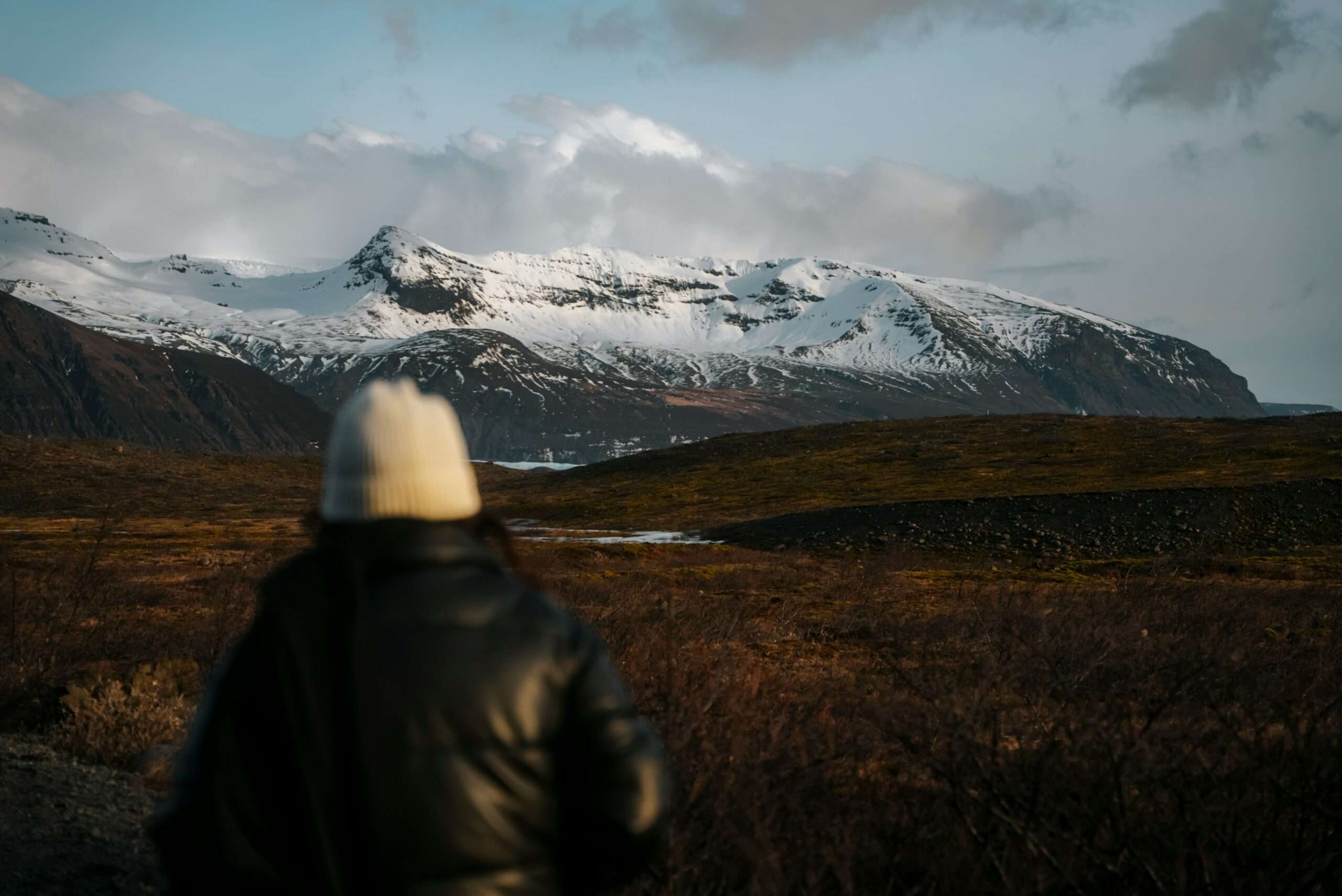 człowiek patrzący na góry